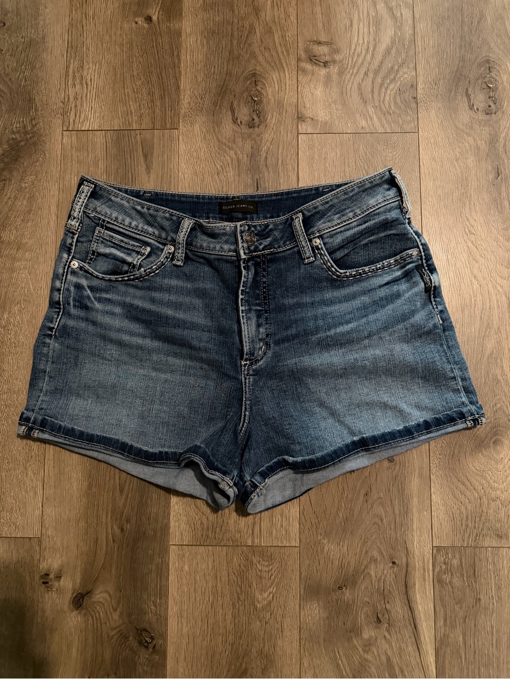Silver Jeans Avery Short Denim Shorts Women’s Size 32 Medium Wash Rolled Cuff